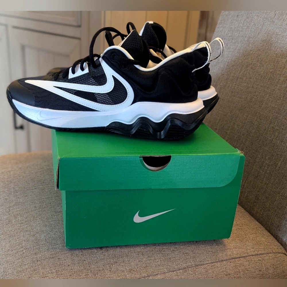 Nike Giannis Immortality 3 Men's Sz 9.5 Athletic Shoes Black/White